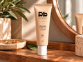Minerální make-up s peptidy DIVA BEAUTY COSMETICS, odstín 05, 30 ml, béžová tuba s bílým uzávěrem na dřevěném stolku vedle zrcadla