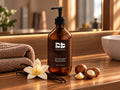 Hydratační sprchový gel s vůní vanilky a makadamia DIVA BEAUTY COSMETICS, 500 ml, hnědá lahvička s pumpičkou vedle vanilkového květu, vanilkových lusků a makadamových ořechů.