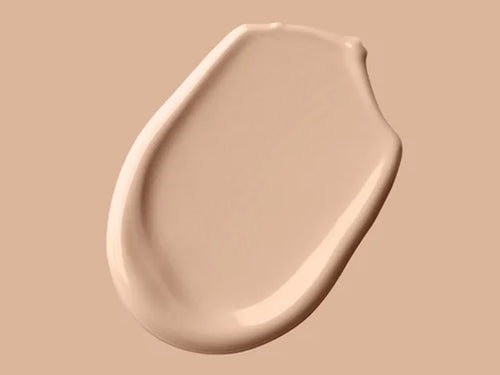 Minerální make-up s peptidy DIVA BEAUTY COSMETICS, odstín 15 – detail krémové béžové textury rozetřené na světlém podkladu