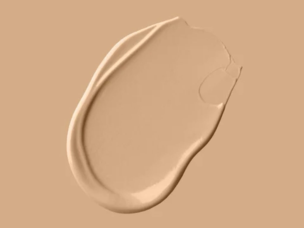 Minerální make-up s peptidy DIVA BEAUTY COSMETICS, odstín 20 – detail krémové béžové textury rozetřené na světlém podkladu