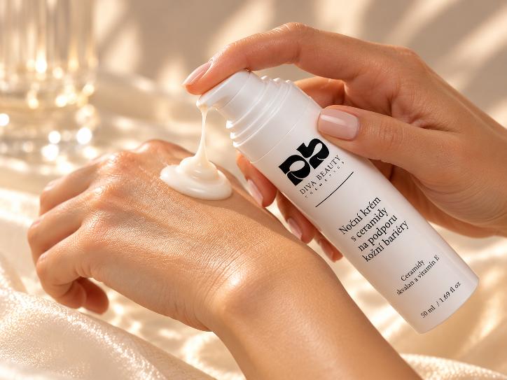 Noční krém s ceramidy na podporu kožní bariéry DIVA BEAUTY COSMETICS, 50 ml, bílá lahvička s pumpičkou vedle krémové textury a zelených listů