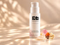Hydratační krém – alternativa retinolu DIVA BEAUTY COSMETICS, 50 ml, bílá lahvička s pumpičkou vedle krémové textury, růžového okvětního lístku a rostlinných olejů.