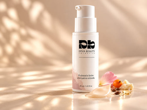Hydratační krém – alternativa retinolu DIVA BEAUTY COSMETICS, 50 ml, bílá lahvička s pumpičkou vedle krémové textury, růžového okvětního lístku a rostlinných olejů.
