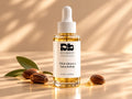 Elixír obnovy s bakuchiolem DIVA BEAUTY COSMETICS, 30 ml, skleněná lahvička s kapátkem a zlatavým sérem vedle jojobových semen.