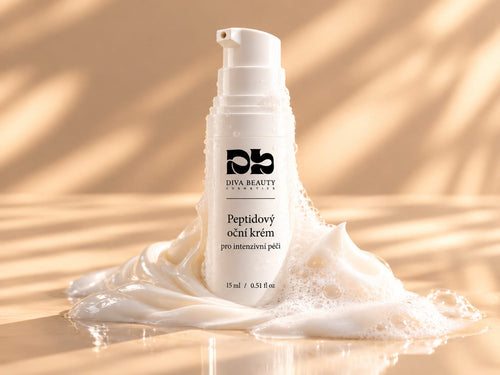 Peptidový oční krém pro intenzivní péči DIVA BEAUTY COSMETICS, 15 ml, bílá lahvička s pumpičkou obklopená krémovou texturou a jemnou pěnou
