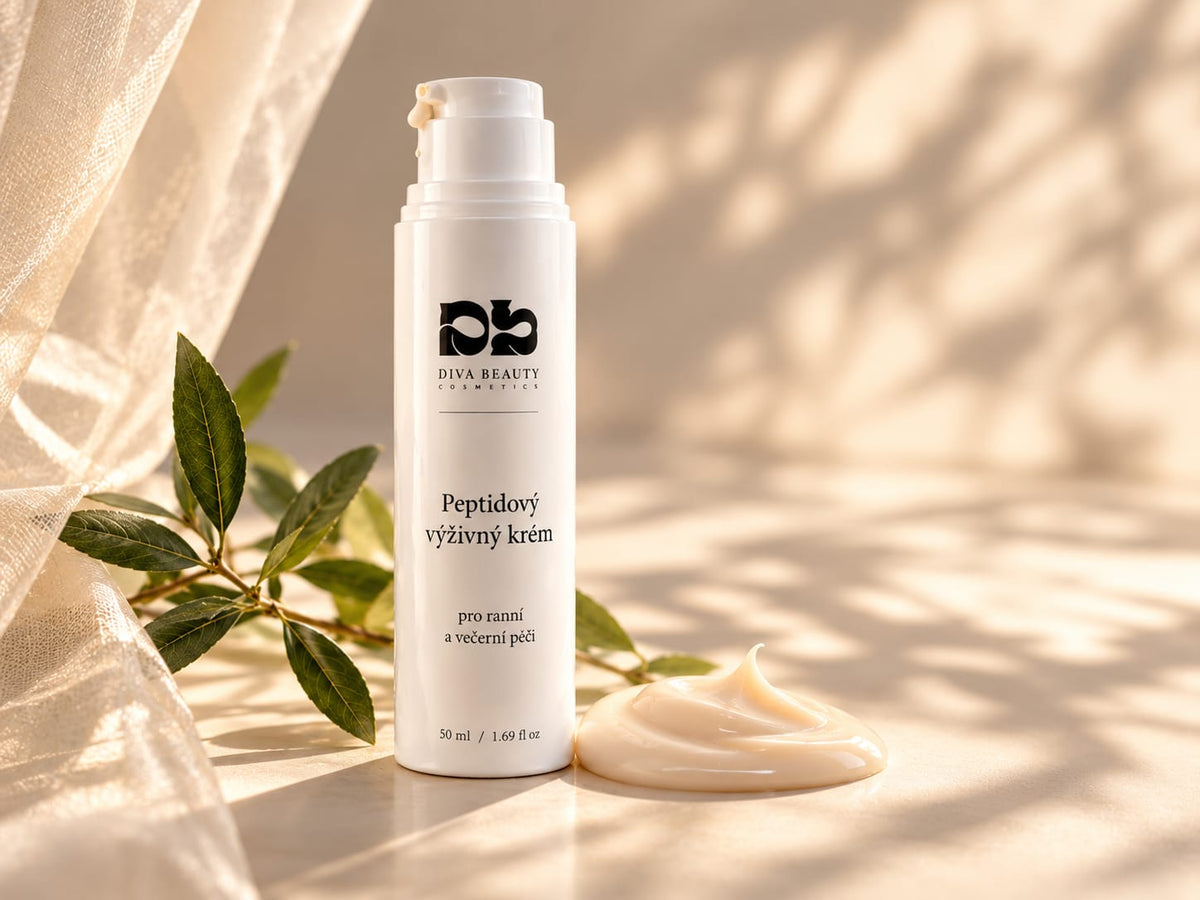 Peptidový výživný krém DIVA BEAUTY COSMETICS, 50 ml, bílá lahvička s pumpičkou vedle krémové textury a zelených lístků