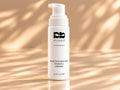 Jemná čisticí pěna s růží, betainem a měsíčkem DIVA BEAUTY COSMETICS, 150 ml, bílá lahvička s pumpičkou na béžovém pozadí
