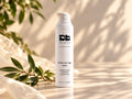 Denní anti-age krém s mořským fenyklem a kyselinou hyaluronovou DIVA BEAUTY COSMETICS, 50 ml, bílá lahvička s pumpičkou na béžovém pozadí