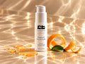 Vitamín C elixír zářivé pleti DIVA BEAUTY COSMETICS, 30 ml, bílá lahvička s pumpičkou vedle pomerančové kůry a kapek séra