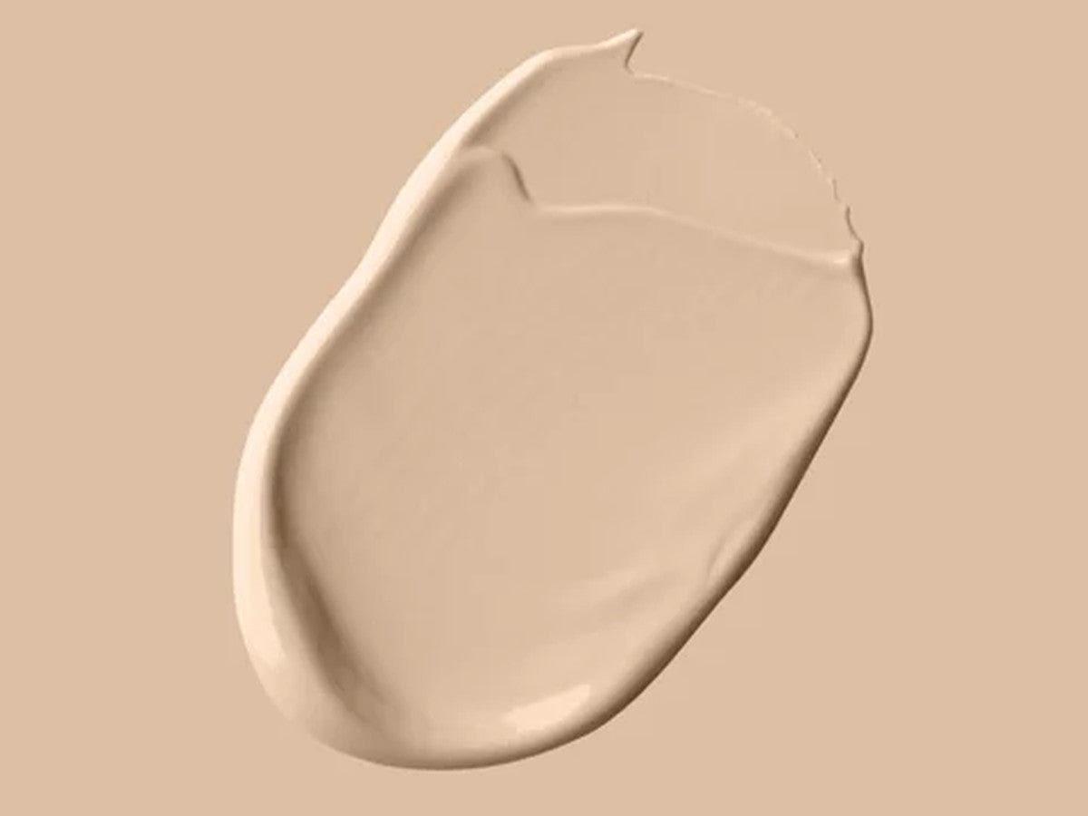 Minerální make-up s peptidy DIVA BEAUTY COSMETICS, odstín 10 – detail krémové béžové textury rozetřené na světlém podkladu