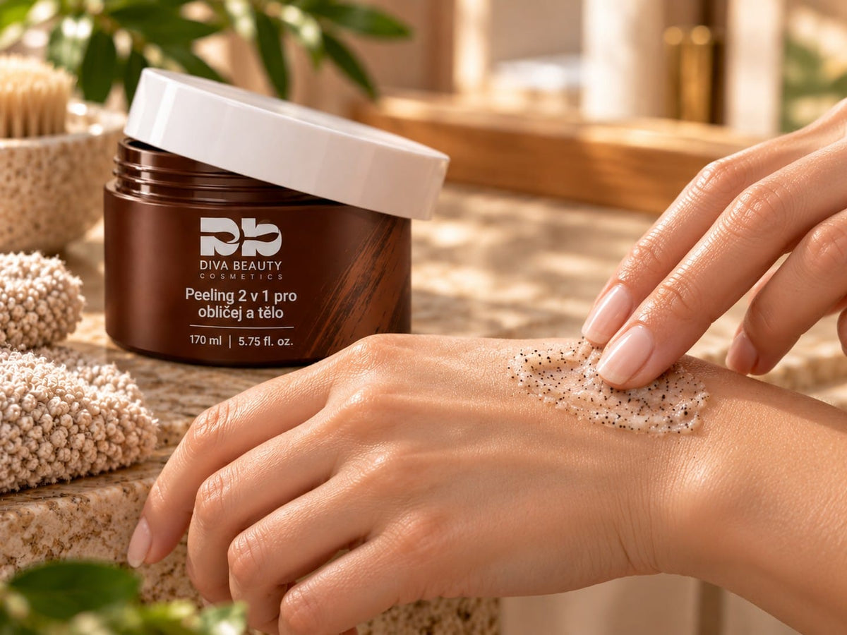 Peeling 2 v 1 pro obličej a tělo DIVA BEAUTY COSMETICS, 170 ml, hnědá dóza s bílým víčkem na dřevěné koupelnové desce vedle ručníku a kartáče.