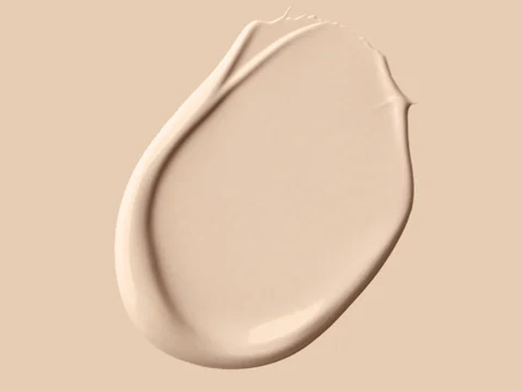 Minerální make-up s peptidy DIVA BEAUTY COSMETICS, odstín 05 – detail krémové béžové textury rozetřené na  světlém podkladu