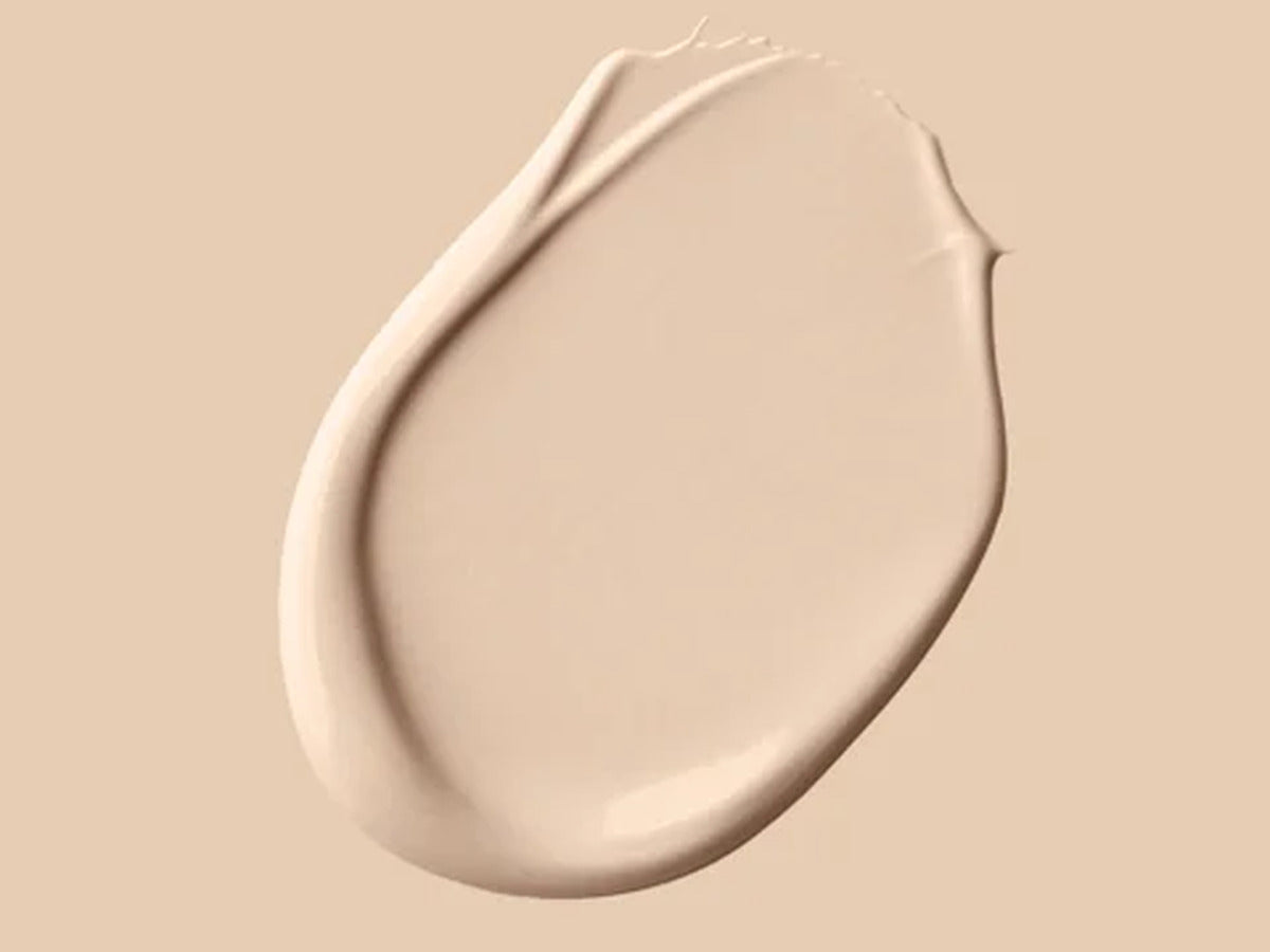 Minerální make-up s peptidy DIVA BEAUTY COSMETICS, odstín 05 – detail krémové béžové textury rozetřené na  světlém podkladu